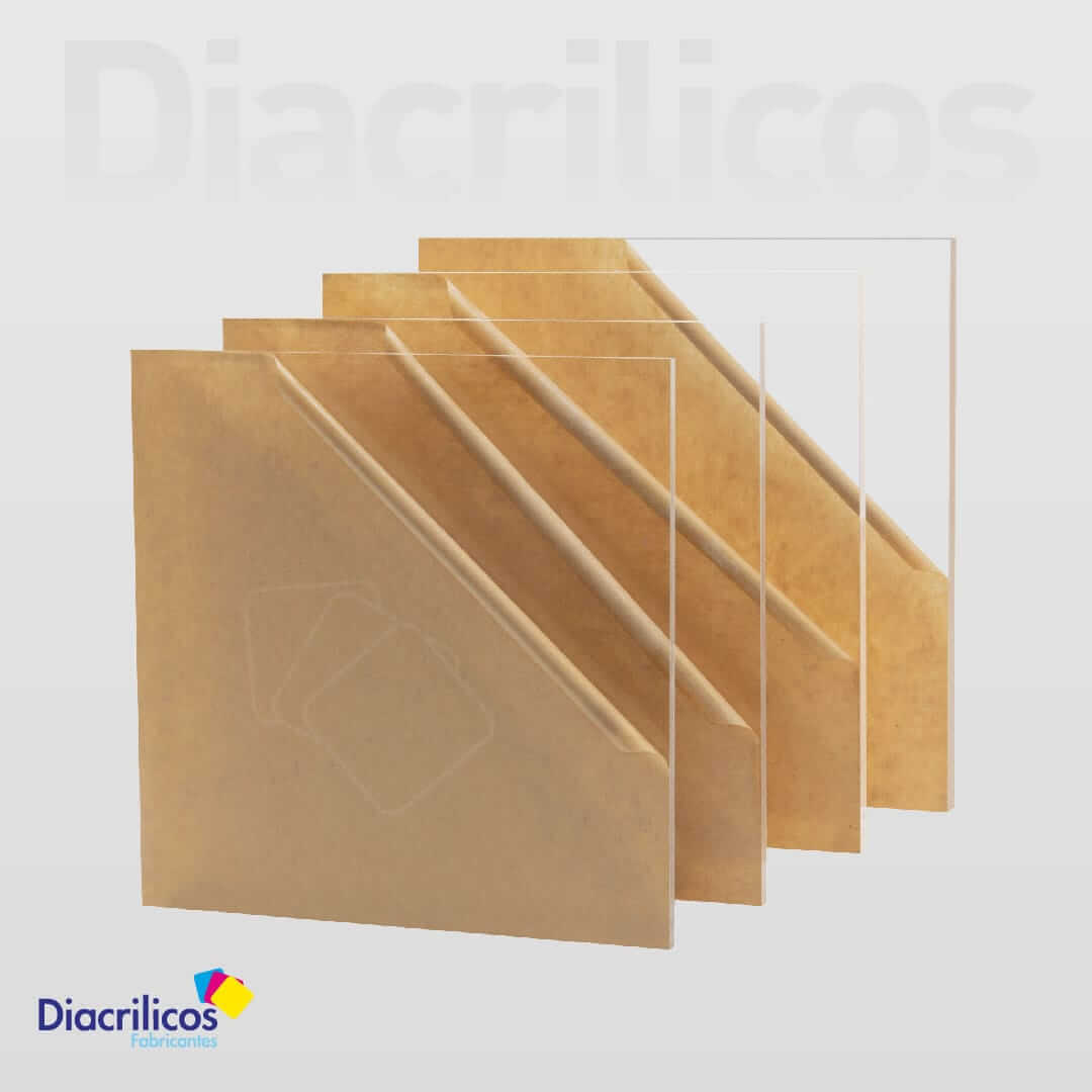 Láminas de acrílico transparente semi reveladas, apiladas en fila sobre un fondo blanco.