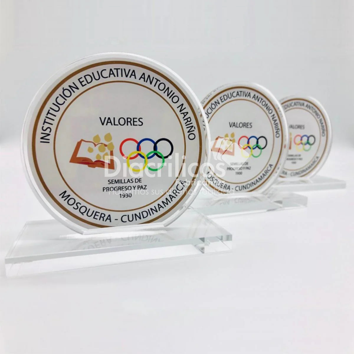 Placas de acrílico personalizadas con logo institucional y soporte transparente para premiación escolar en Colombia