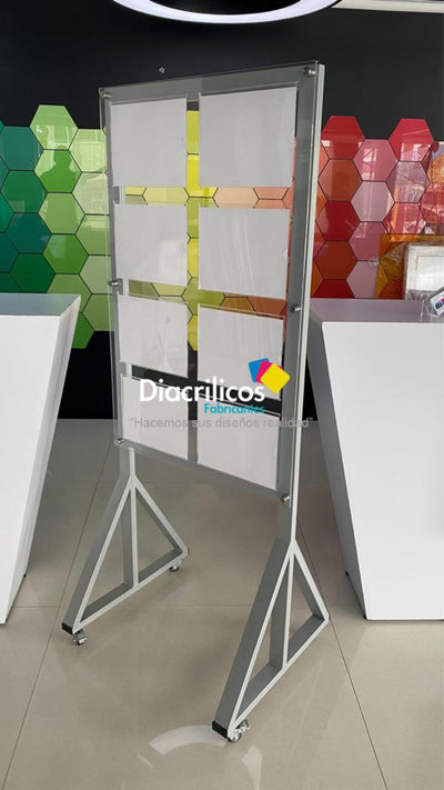 Cartelera en acrílico con bolsillos y estructura metálica 