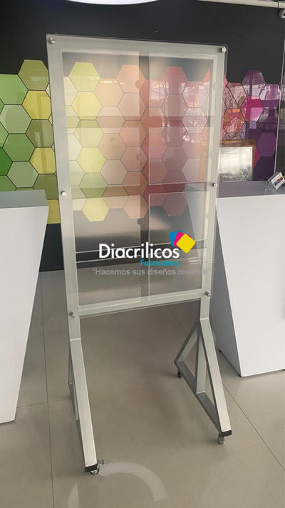 Cartelera en acrílico con bolsillos y estructura metálica 