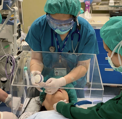 caja en acrílico para protección médica