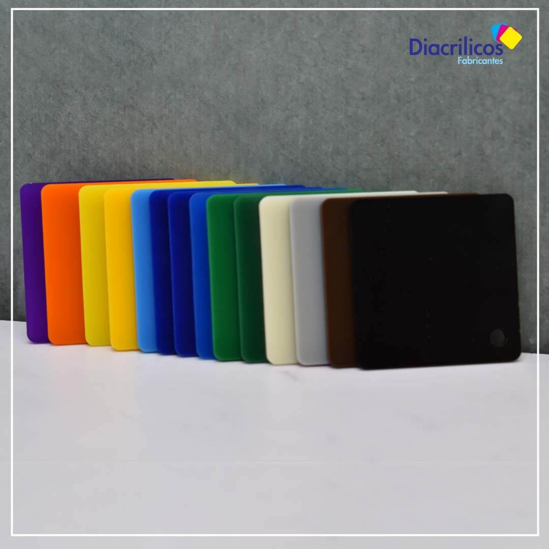 Varias placas pequeñas de acrílico de color apiladas una sobre otra.