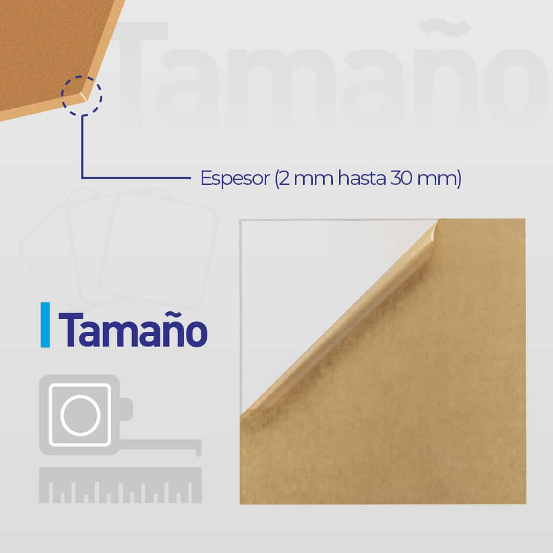Láminas de acrílico transparente semi reveladas, apiladas en fila sobre un fondo blanco.