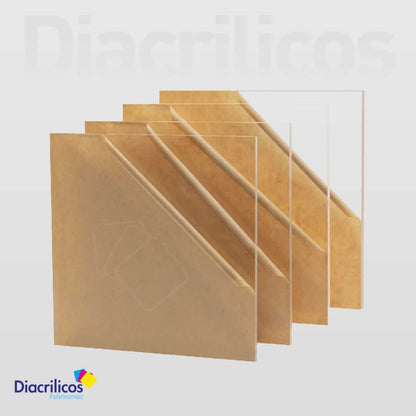 Láminas de acrílico transparente semi reveladas, apiladas en fila sobre un fondo blanco.
