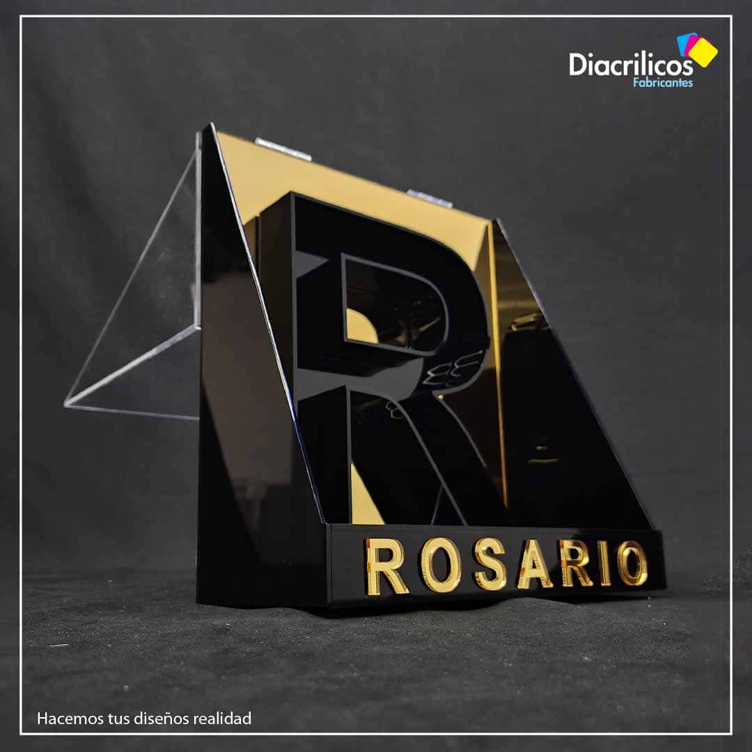 Caja en acrílico con letra y nombre