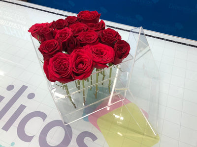 Caja en acrílico para 9 rosas