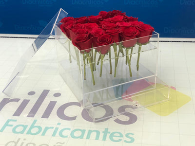 Caja en acrílico para 16 rosas