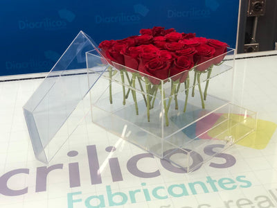 Caja en acrílico para 20 rosas