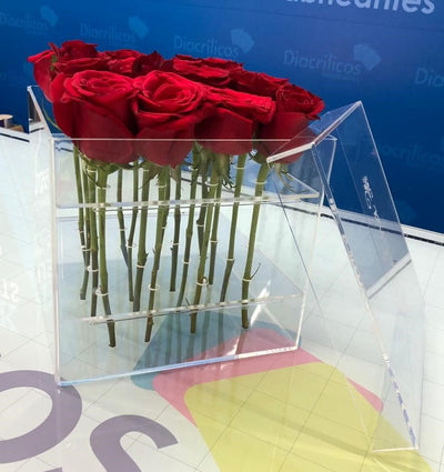 Caja en acrílico para 6 rosas.