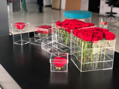 Caja en acrílico para 16 rosas