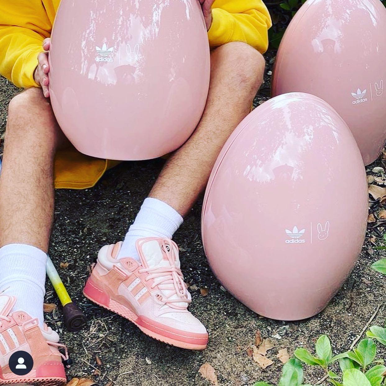 Etiqueta alt: Bad Bunny Easter Egg Adidas – Diseño en acrílico